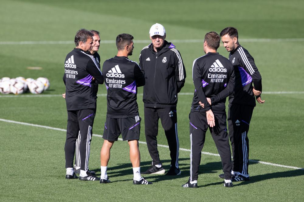 Madrid, LaLiga 2022-2023, ultimo allenamento del Real Madrid CF prima di giocare il Classico contro il Barcellona al Santiago Bernabeu. Nella foto: Carlo Ancelotti con il suo staff